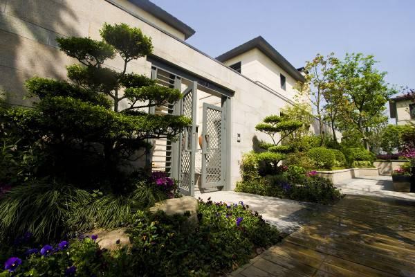 手拎塑料袋脚骑自行车泡泡