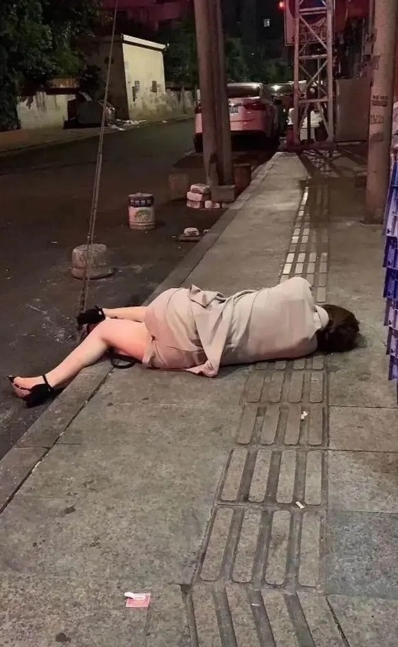 门口醉倒了一个妹子