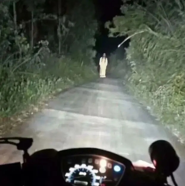 大家帮我看看前面那个白衣服的是什么