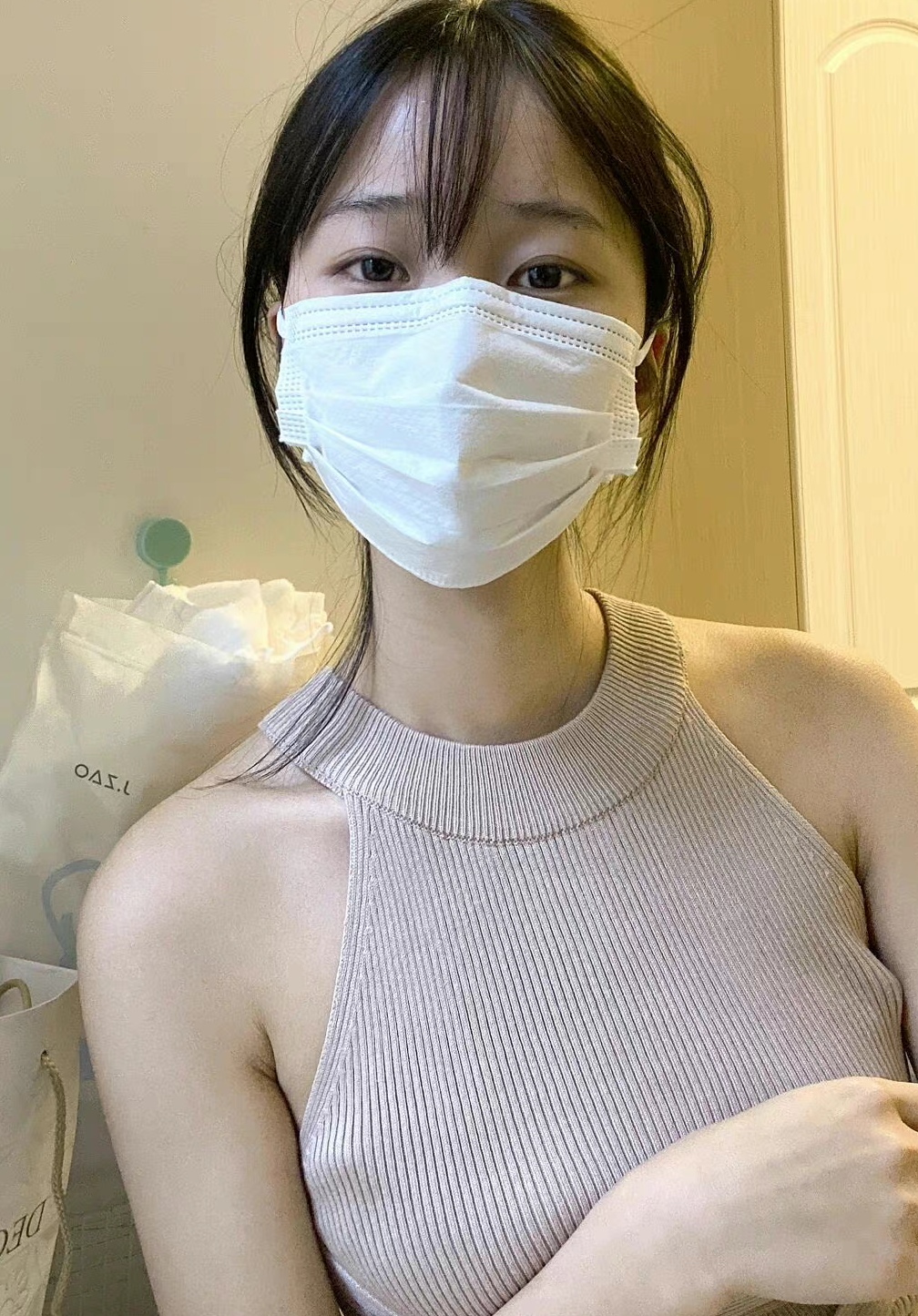 她说戴口罩感觉就不一样了，是哪里不一样？ 