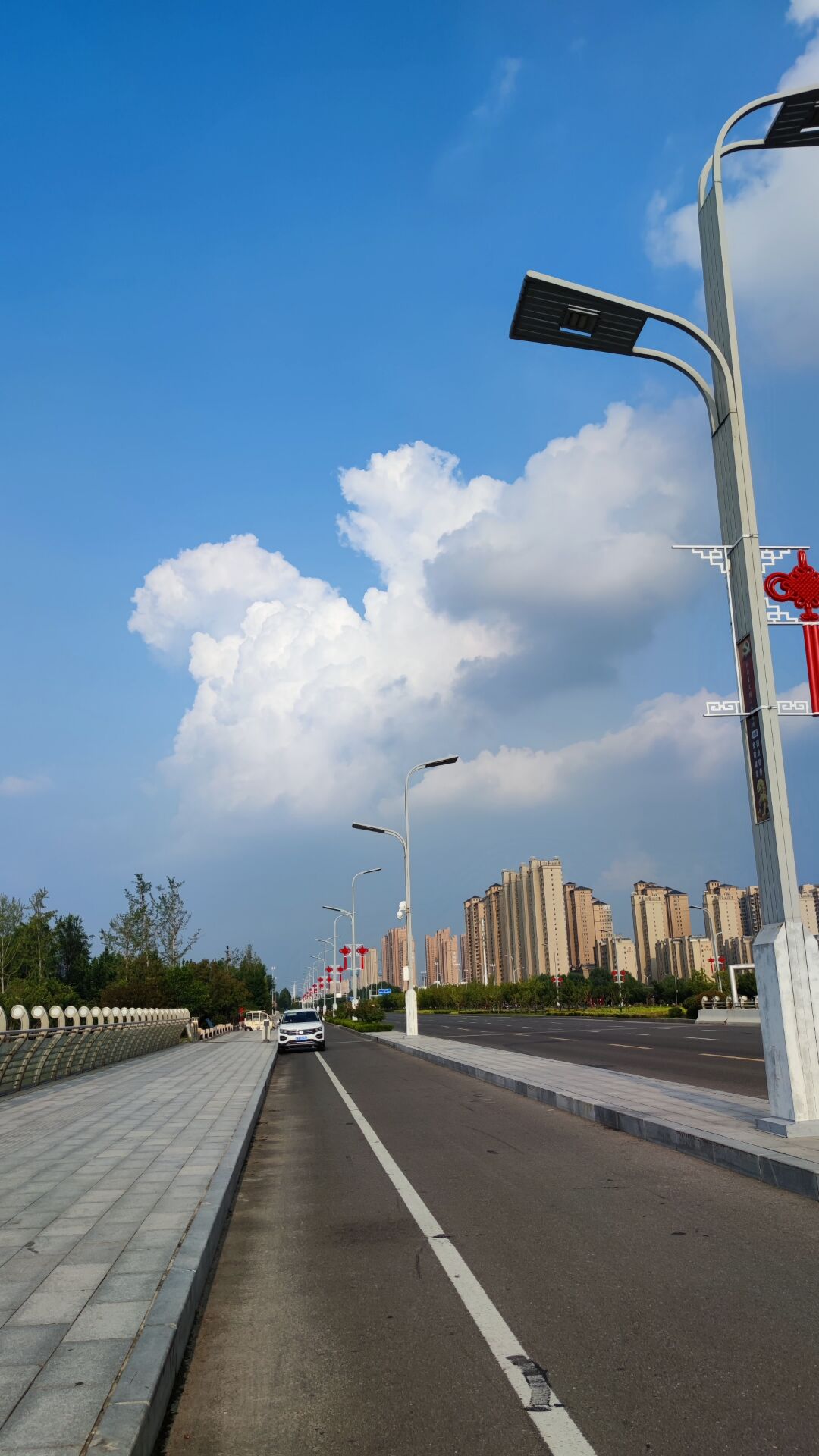 人间忽晚，山河已秋。