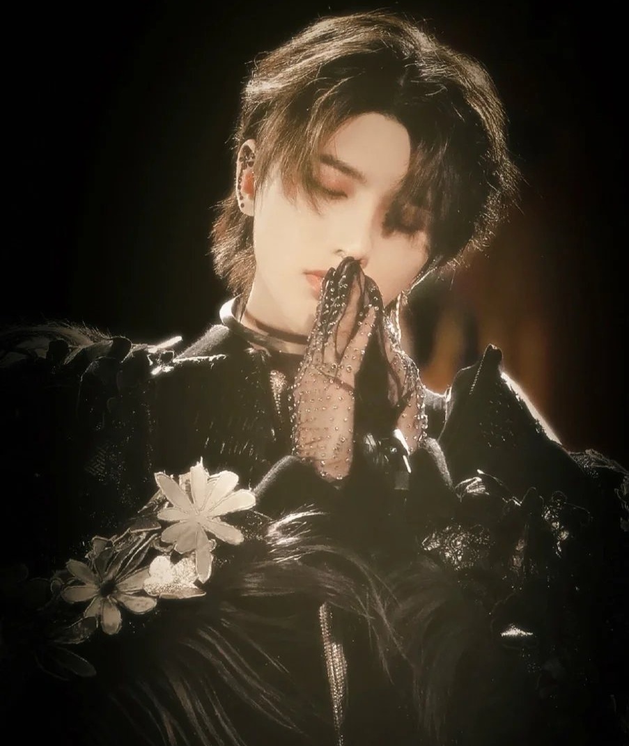 天地浑浊万物失色，只有你熠熠发光