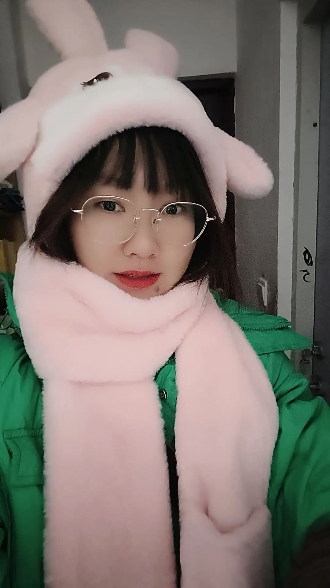 吃姜糖，喝热水