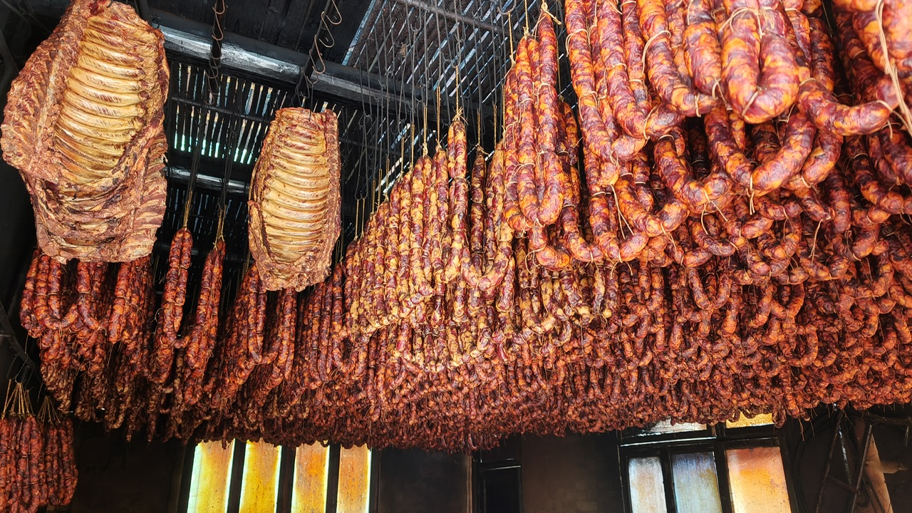 腊肉40一斤，香肠50一斤